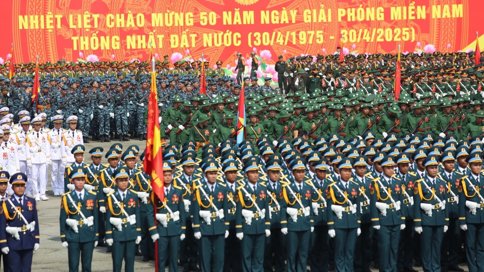 Hơn 13 nghìn cán bộ, chiến sĩ lực lượng vũ trang tham gia tổng hợp luyện cho Đại lễ 30/4 trong buổi tổng hợp luyện 36 khối lực lượng vũ trang tham gia diễu binh trong Lễ kỷ niệm 50 năm Ngày Giải phóng miền nam, thống nhất đất nước, tại sân bay Biên Hòa (Đồng Nai), ngày 16/4/2025. (Ảnh: Báo Nhân Dân) Hơn 13 nghìn cán bộ, chiến sĩ lực lượng vũ trang tham gia tổng hợp luyện cho Đại lễ 30/4 trong buổi tổng hợp luyện 36 khối lực lượng vũ trang tham gia diễu binh trong Lễ kỷ niệm 50 năm Ngày Giải phóng miền nam, thống nhất đất nước, tại sân bay Biên Hòa (Đồng Nai), ngày 16/4/2025. (Ảnh: Báo Nhân Dân)