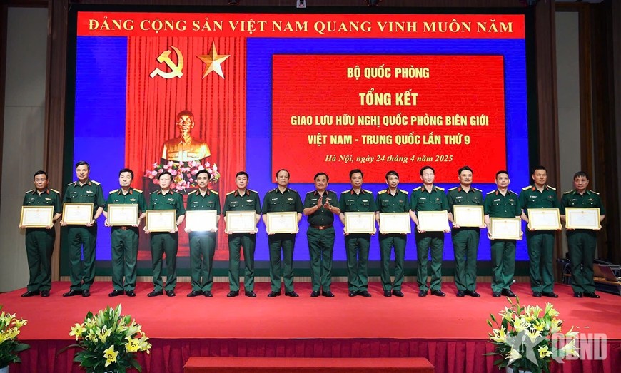 Thượng tướng Hoàng Xuân Chiến, Thứ trưởng Bộ Quốc phòng Bằng khen của Bộ trưởng Bộ Quốc phòng cho các tập thể. Ảnh: Minh Đức/TTXVN Thượng tướng Hoàng Xuân Chiến, Thứ trưởng Bộ Quốc phòng Bằng khen của Bộ trưởng Bộ Quốc phòng cho các tập thể. Ảnh: Minh Đức/TTXVN