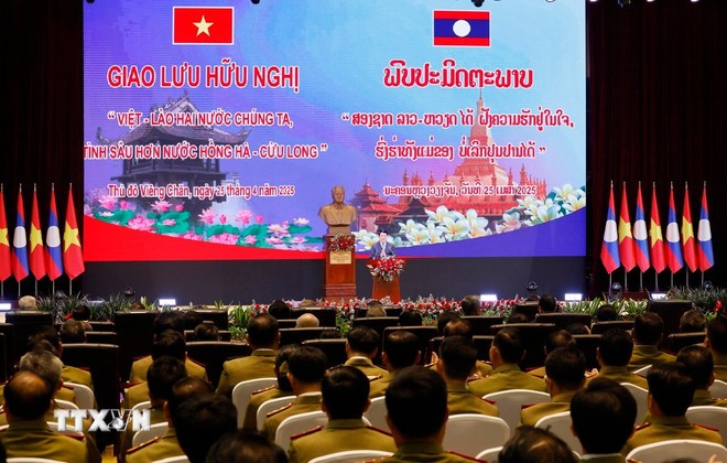 Chủ tịch nước Lương Cường dự chương trình Giao lưu hữu nghị Việt-Lào Chủ tịch nước Lương Cường dự chương trình Giao lưu hữu nghị Việt-Lào
