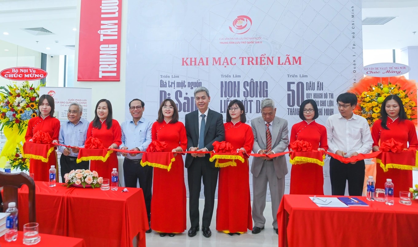 Trung tâm Lưu trữ quốc gia II khai mạc triển lãm 3 chuyên đề cùng ngày. (Ảnh: Báo Dân trí) Trung tâm Lưu trữ quốc gia II khai mạc triển lãm 3 chuyên đề cùng ngày. (Ảnh: Báo Dân trí)