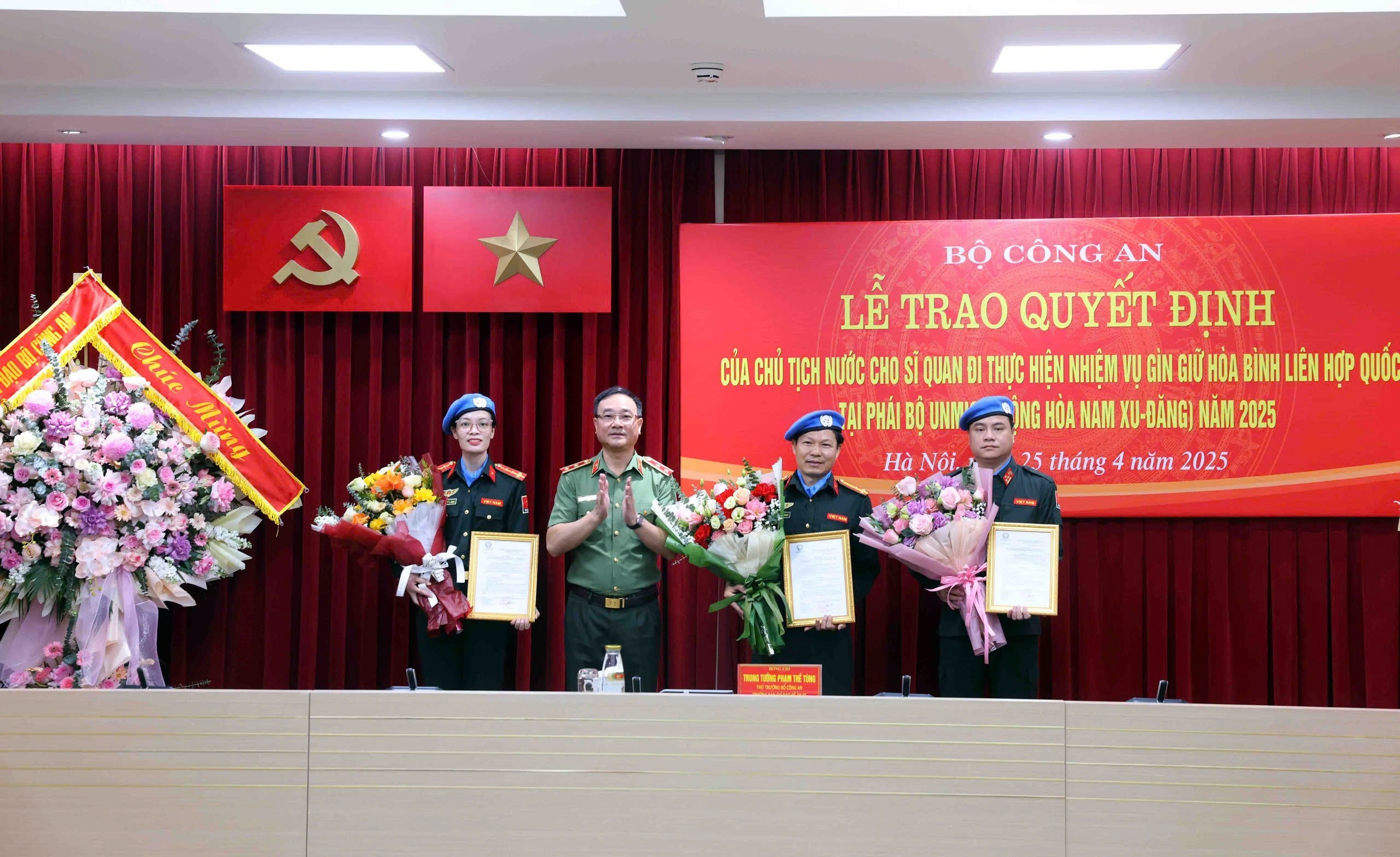 3 sĩ quan Công an nhân dân lên đường gìn giữ hòa bình Liên hợp quốc đúng dịp lễ 30/4 3 sĩ quan Công an nhân dân lên đường gìn giữ hòa bình Liên hợp quốc dịp lễ 30/4