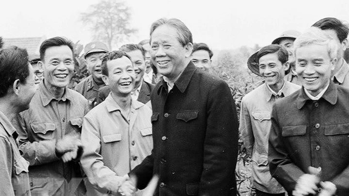 Tổng Bí thư Lê Duẩn nói chuyện với cán bộ, công nhân Nông trường Tây Hiếu, tỉnh Nghệ Tĩnh năm 1979. Ảnh: TTXVN Tổng Bí thư Lê Duẩn nói chuyện với cán bộ, công nhân Nông trường Tây Hiếu, tỉnh Nghệ Tĩnh năm 1979. Ảnh: TTXVN