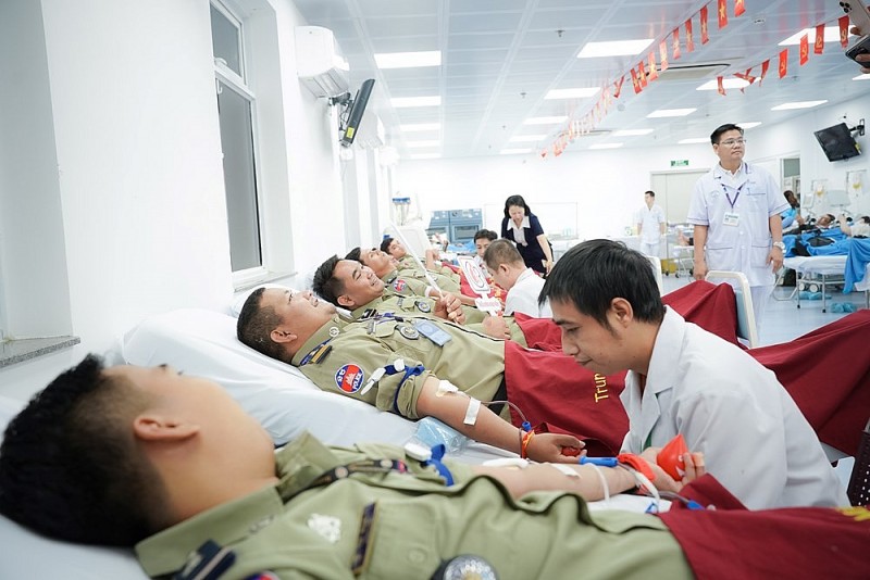 Học viên, sinh viên Campuchia tại TP.HCM tham gia hiến máu nhân đạo