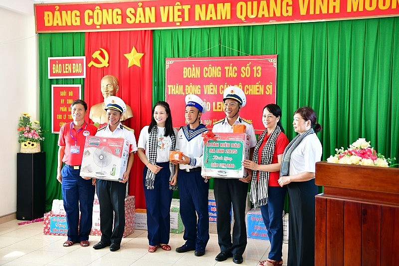 60 đại biểu kiều bào thăm quân, dân huyện đảo Trường Sa và Nhà giàn DK-I 60 đại biểu kiều bào thăm quân, dân huyện đảo Trường Sa và Nhà giàn DK-I