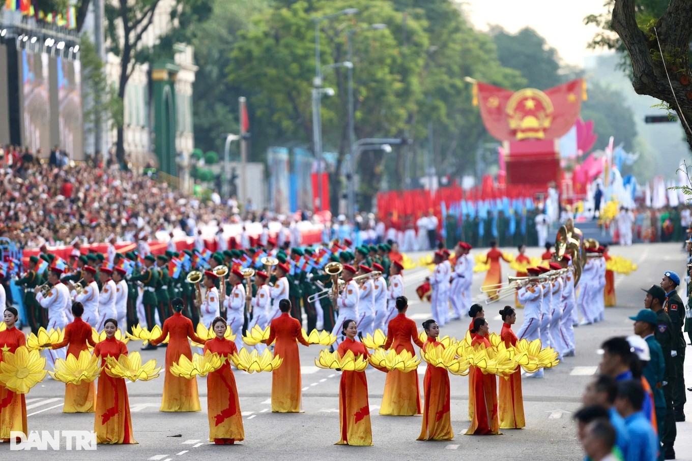 Lúc 6h30, buổi tổng duyệt chính thức bắt đầu tại đường Lê Duẩn, trước Hội trường Thống Nhất (quận 1, TP.HCM). Tiết mục múa súng, trống hội mở màn cho buổi lễ. (Ảnh: Báo Dân trí) Lúc 6h30, buổi tổng duyệt chính thức bắt đầu tại đường Lê Duẩn, trước Hội trường Thống Nhất (quận 1, TP.HCM). Tiết mục múa súng, trống hội mở màn cho buổi lễ. (Ảnh: Báo Dân trí)