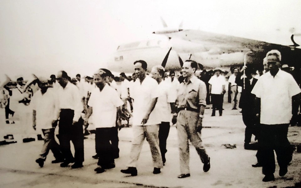 late General Secretary Lê Duẩn and fellow Party leaders visited Saigon - Gia Định after the day of complete victory. late General Secretary Lê Duẩn and fellow Party leaders visited Saigon - Gia Định after the day of complete victory.