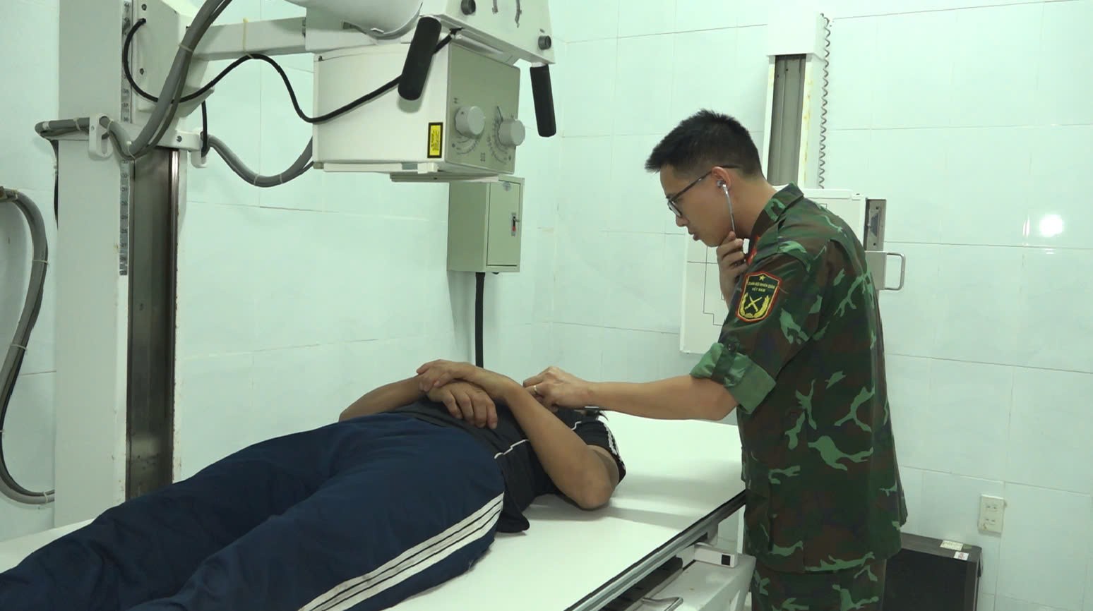 Cấp cứu ngư dân tỉnh Bình Định khi khai thác hải sản tại Trường Sa Cấp cứu ngư dân tỉnh Bình Định khi khai thác hải sản tại Trường Sa