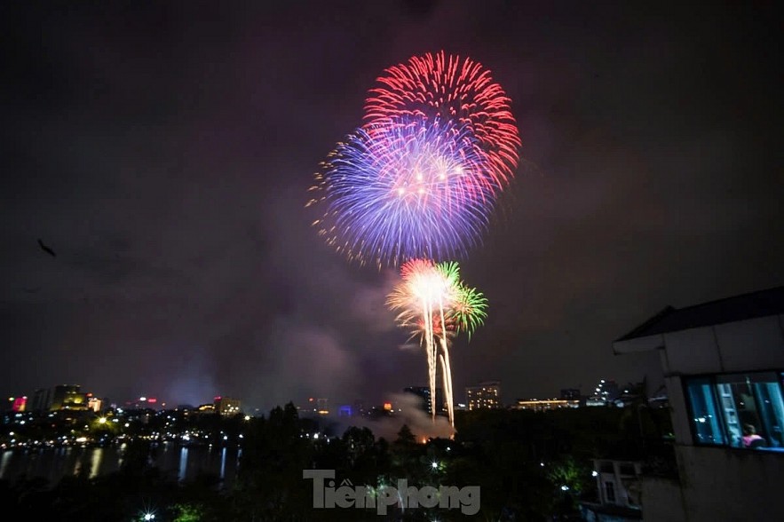 Hanoi's skyline is illuminated with a breathtaking fireworks display on April 27 evening, marking 50 years of national reunification. (Photo: TPO) Hanoi's skyline is illuminated with a breathtaking fireworks display on April 27 evening, marking 50 years of national reunification. (Photo: TPO)