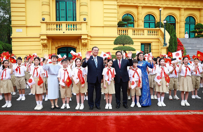 Thủ tướng Phạm Minh Chính và Phu nhân cùng Thủ tướng Nhật Bản Ishiba Shigeru và Phu nhân với thiếu nhi Thủ đô. (Ảnh: Dương Giang/TTXVN) thu-tuong-le-don-thu-tuong-nhat-ban-3.jpg