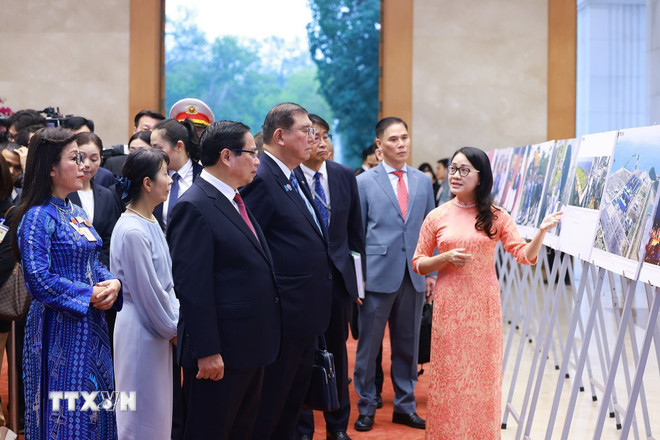 Thủ tướng Phạm Minh Chính và Phu nhân cùng Thủ tướng Nhật Bản Ishiba Shigeru và Phu nhân tham quan trưng bày ảnh về quan hệ hợp tác giữa hai nước, do Thông tấn xã Việt Nam thực hiện. (Ảnh: Dương Giang/TTXVN) ttxvn-thu-tuong-hoi-dam-thu-tuong-nhat-ban-1-trung-bay-anh-ttxvn.jpg