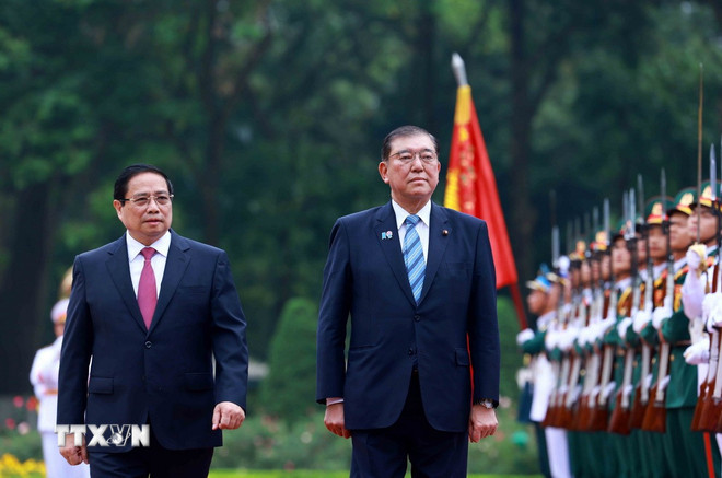 Thủ tướng Phạm Minh Chính và Thủ tướng Nhật Bản Ishiba Shigeru duyệt Đội danh dự Quân đội Nhân dân Việt Nam. (Ảnh: Dương Giang/TTXVN) ttxvn-thu-tuong-le-don-thu-tuong-nhat-ban-2.jpg