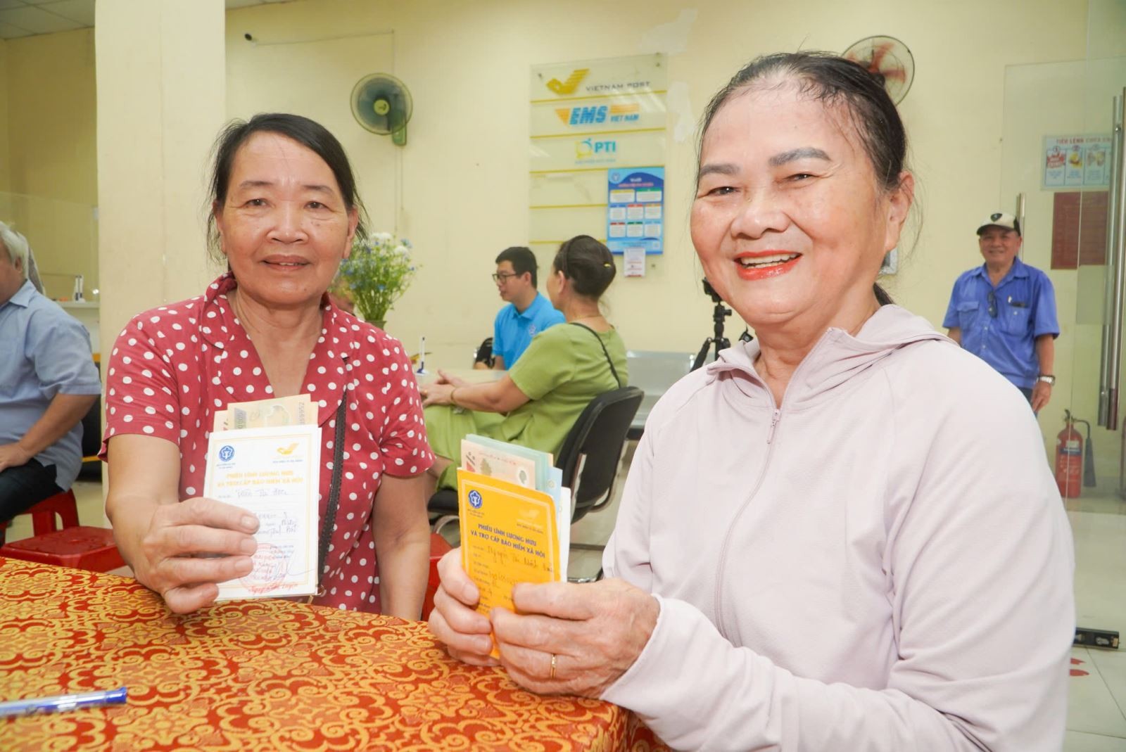 Người dân nhận lương hưu sớm tháng 5. Người dân nhận lương hưu sớm tháng 5.
