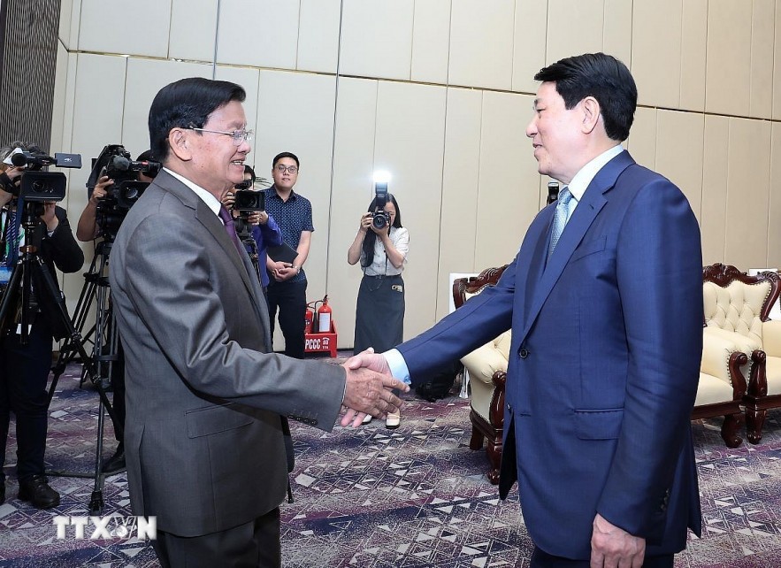 President Luong Cuong meets with Party General Secretary and President of Laos Thongloun Sisoulith. (Photo: VNA)