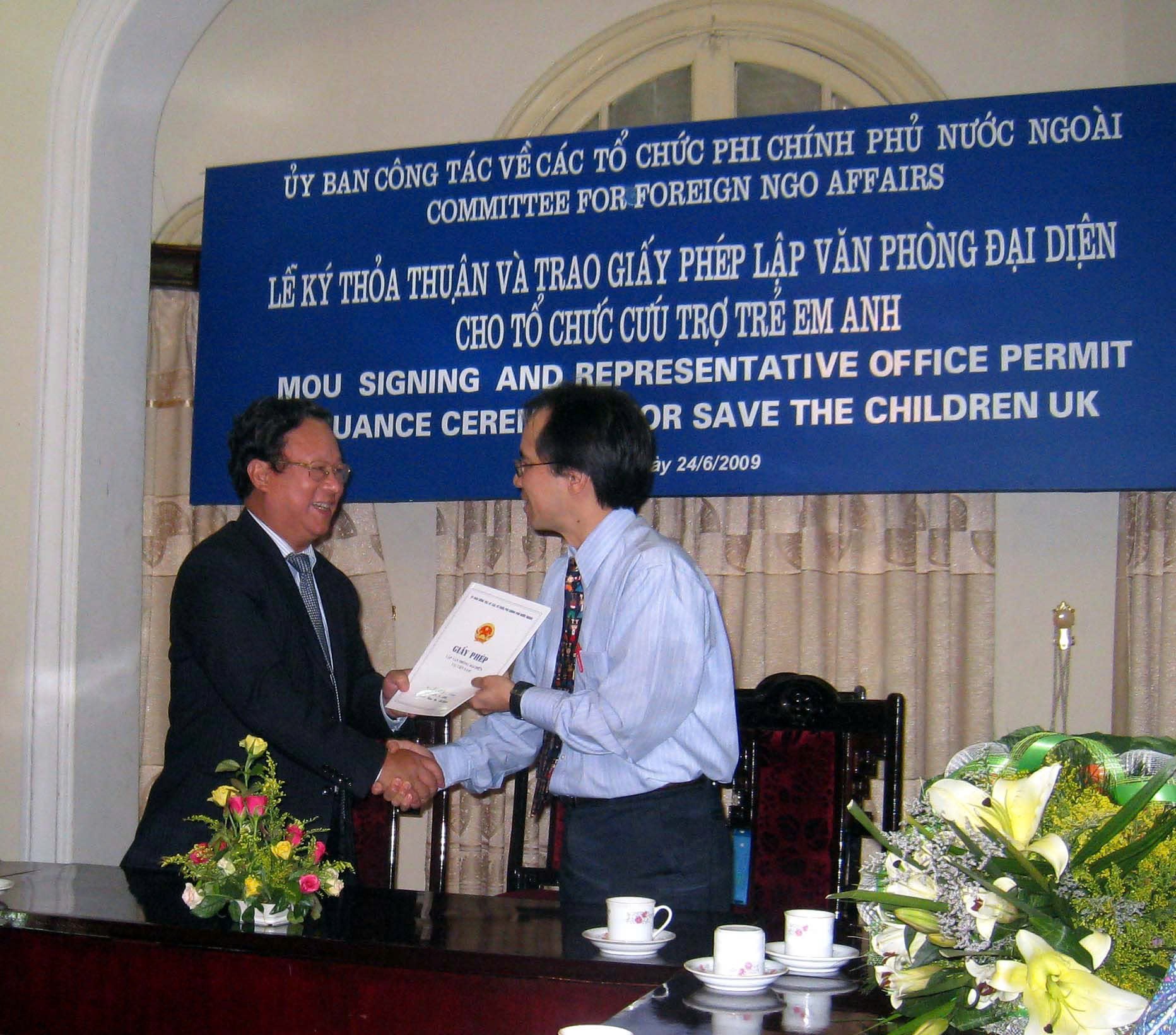 Ông Phạm Sinh Huy (bên phải) - Trưởng đại diện Tổ chức Cứu trợ Trẻ em trong Lễ ký thỏa thuận và trao giấy phép lập văn phòng đại diện tại Việt Nam (2009) Ông Phạm Sinh Huy (bên phải) - Trưởng đại diện Tổ chức Cứu trợ Trẻ em trong Lễ ký thỏa thuận và trao giấy phép lập văn phòng đại diện tại Việt Nam (2009)