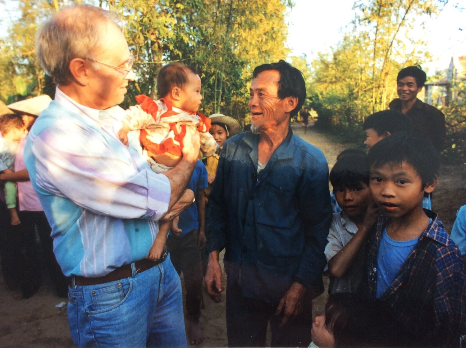 Giáo sư Jerry Sternin và trẻ em huyện Quảng Xương, Thanh Hóa năm 1990 Giáo sư Jerry Sternin và trẻ em huyện Quảng Xương, Thanh Hóa năm 1990