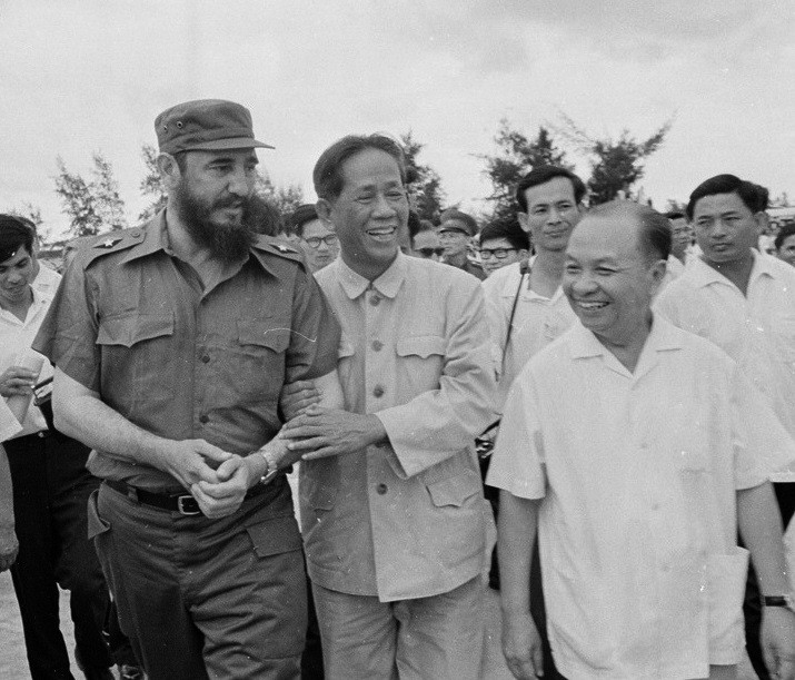 Tổng Bí thư Lê Duẩn đón Đoàn đại biểu Đảng và Chính phủ Cuba, do Chủ tịch Fidel Castro dẫn đầu, sang thăm Việt Nam, ngày 12/9/1973. (Ảnh: Tư liệu TTXVN) Tổng Bí thư Lê Duẩn đón Đoàn đại biểu Đảng và Chính phủ Cuba, do Chủ tịch Fidel Castro dẫn đầu, sang thăm Việt Nam, ngày 12/9/1973. (Ảnh: Tư liệu TTXVN)