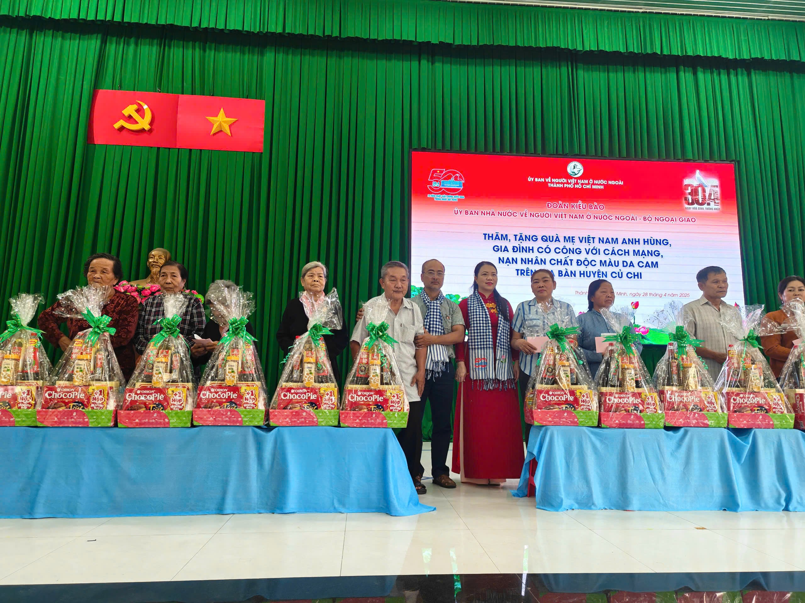 Kiều bào thăm và tặng quà tri ân tại huyện Củ Chi (TP.HCM) Kiều bào thăm và tặng quà tri ân tại huyện Củ Chi (TP.HCM)