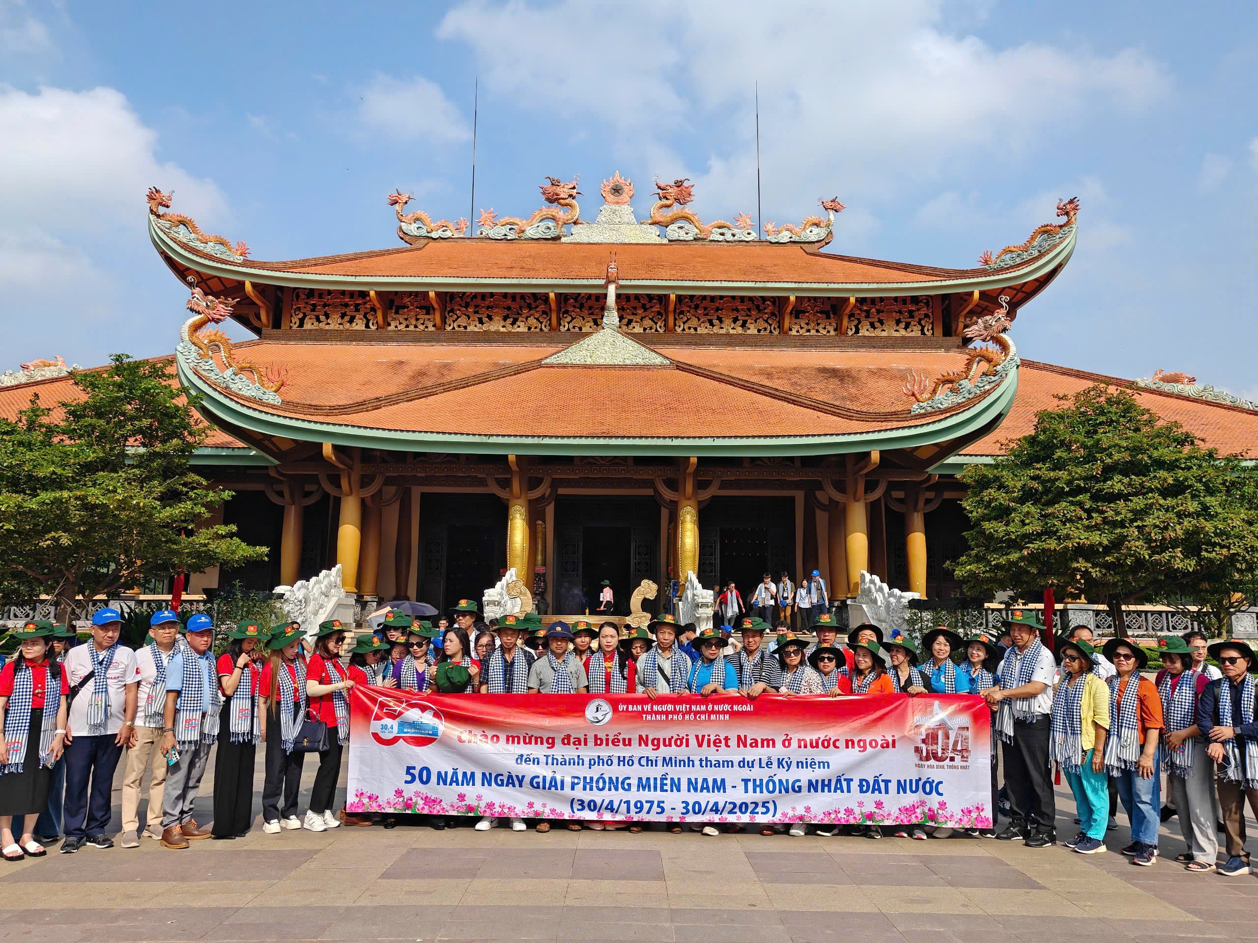 Kiều bào thăm và tặng quà tri ân tại huyện Củ Chi (TP.HCM) Kiều bào thăm và tặng quà tri ân tại huyện Củ Chi (TP.HCM)