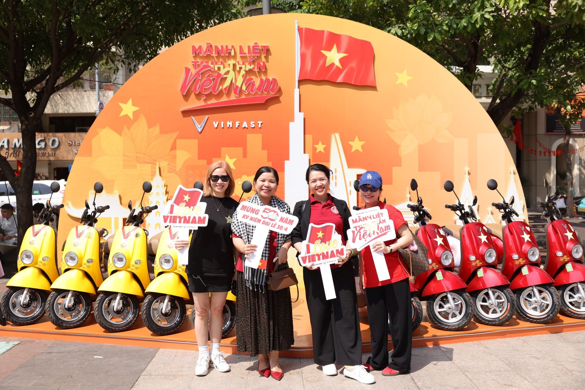 Người dân TP.HCM hào hứng “check in” tại triển lãm “50 Hành trình - Một Tương lai Xanh” của VinFast Người dân TP.HCM hào hứng “check in” tại triển lãm “50 Hành trình - Một Tương lai Xanh” của VinFast