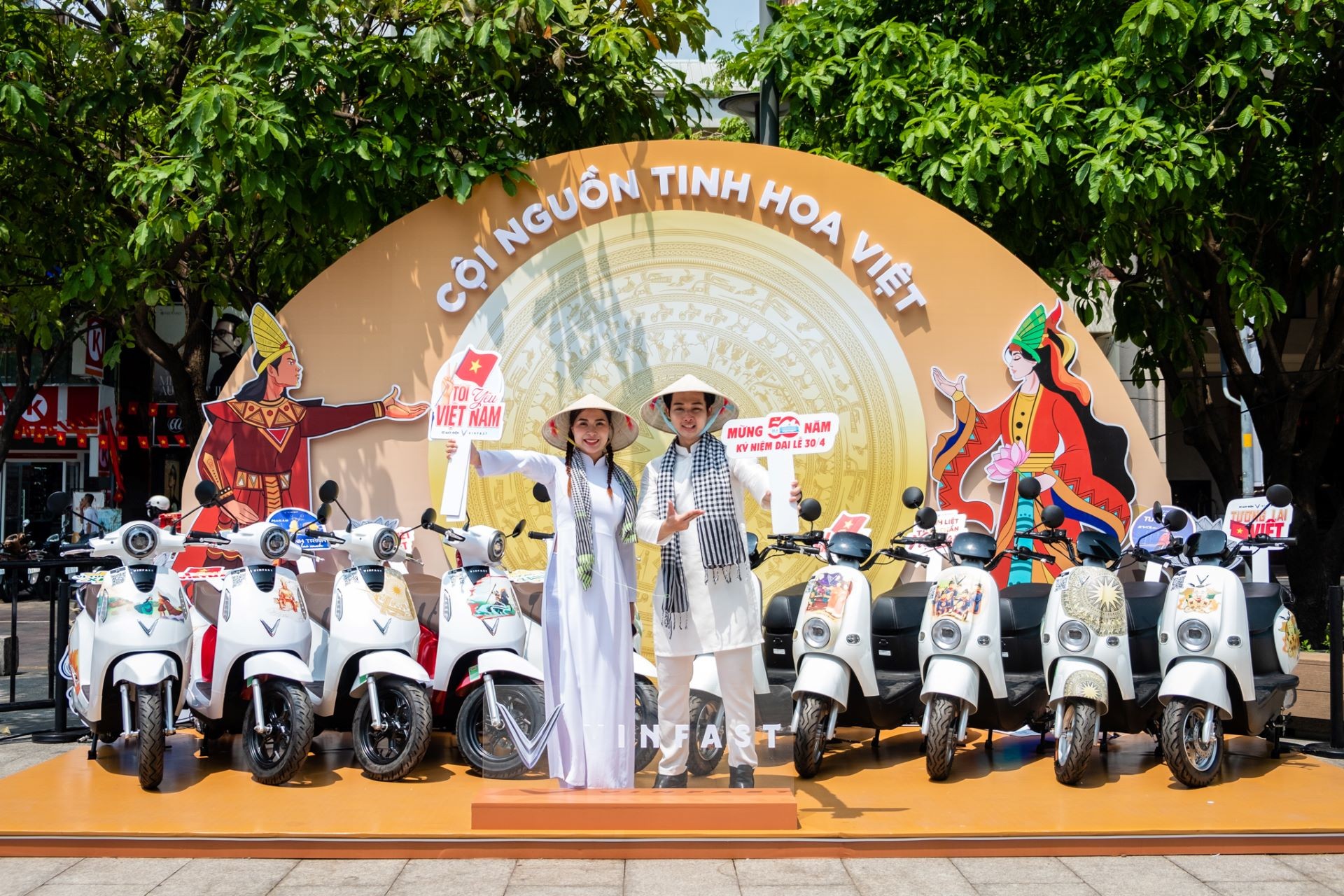 Người dân TP.HCM hào hứng “check in” tại triển lãm “50 Hành trình - Một Tương lai Xanh” của VinFast Người dân TP.HCM hào hứng “check in” tại triển lãm “50 Hành trình - Một Tương lai Xanh” của VinFast