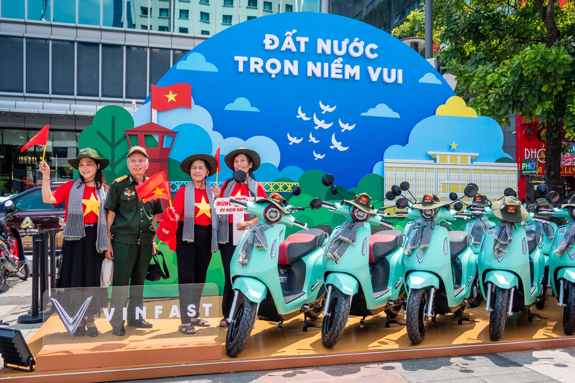 Người dân TP.HCM hào hứng “check in” tại triển lãm “50 Hành trình - Một Tương lai Xanh” của VinFast Người dân TP.HCM hào hứng “check in” tại triển lãm “50 Hành trình - Một Tương lai Xanh” của VinFast