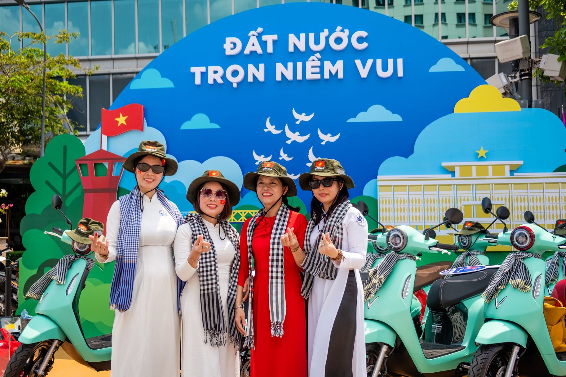 Người dân TP.HCM hào hứng “check in” tại triển lãm “50 Hành trình - Một Tương lai Xanh” của VinFast Người dân TP.HCM hào hứng “check in” tại triển lãm “50 Hành trình - Một Tương lai Xanh” của VinFast