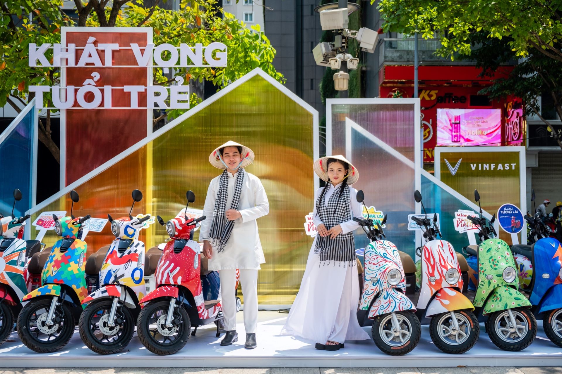 Người dân TP.HCM hào hứng “check in” tại triển lãm “50 Hành trình - Một Tương lai Xanh” của VinFast Người dân TP.HCM hào hứng “check in” tại triển lãm “50 Hành trình - Một Tương lai Xanh” của VinFast