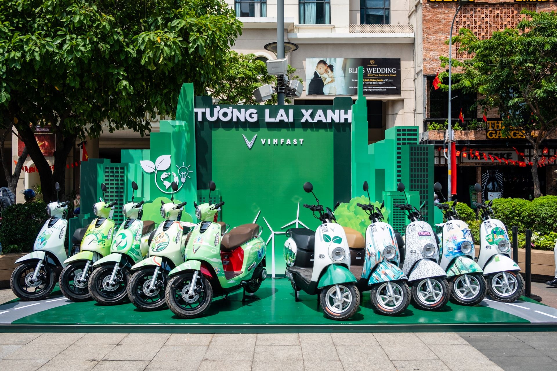Người dân TP.HCM hào hứng “check in” tại triển lãm “50 Hành trình - Một Tương lai Xanh” của VinFast Người dân TP.HCM hào hứng “check in” tại triển lãm “50 Hành trình - Một Tương lai Xanh” của VinFast