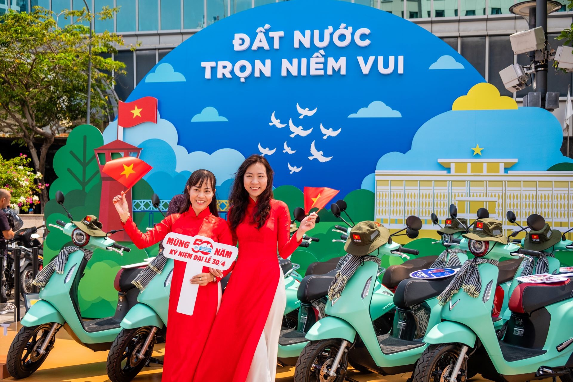 Người dân TP.HCM hào hứng “check in” tại triển lãm “50 Hành trình - Một Tương lai Xanh” của VinFast Người dân TP.HCM hào hứng “check in” tại triển lãm “50 Hành trình - Một Tương lai Xanh” của VinFast
