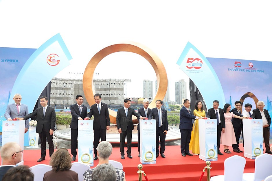 Các đại biểu thực hiện nghi thức khánh thành Khánh thành công trình Biểu tượng hữu nghị quốc tế TPHCM Các đại biểu thực hiện nghi thức khánh thành Khánh thành công trình Biểu tượng hữu nghị quốc tế TPHCM