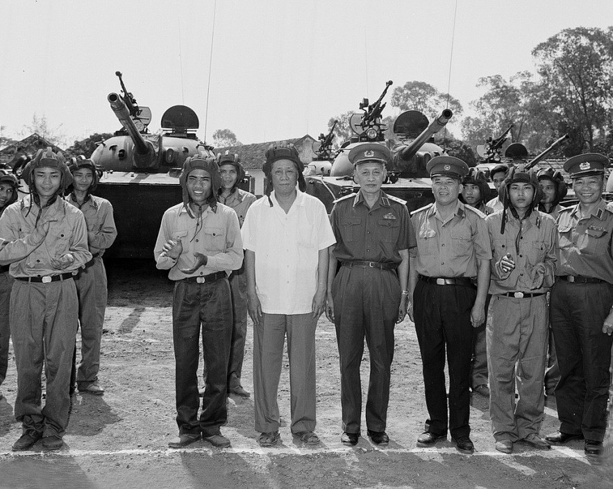 On April 24, 1980, General Secretary Le Duan visits Tank Brigade 202, the unit that captured the General Staff Headquarters of the Saigon regime on April 30, 1975. (Photo: VNA) On April 24, 1980, General Secretary Le Duan visits Tank Brigade 202, the unit that captured the General Staff Headquarters of the Saigon regime on April 30, 1975. (Photo: VNA)