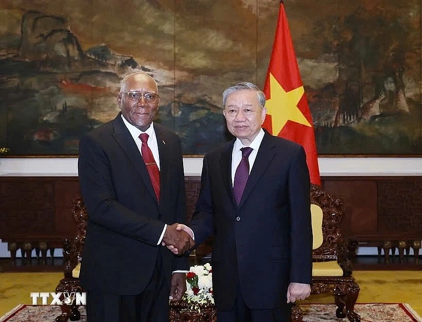 Party General Secretary To Lam (R) and Salvador Valdes Mesa, Vice President of Cuba, during their meeting in Ho Chi Minh City on April 30. (Photo: VNA)
