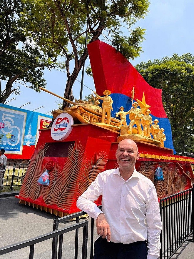 Ambassador of the Kingdom of the Netherlands to Viet Nam Kees van Baar joins the atmosphere in Ho Chi Minh City commemorating the 50th anniversary of liberation of South and national reunification.