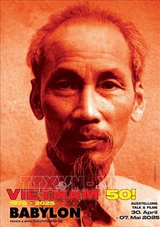 Ảnh Chủ tịch Hồ Chí Minh, vị lãnh tụ kính yêu của dân tộc Việt Nam, được đặt trang trọng tại triển lãm Triển lãm “VIETNAM 75”: Tôn vinh khát vọng độc lập và đoàn kết quốc tế
