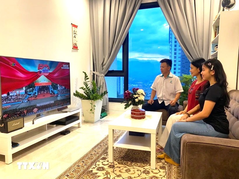 Gia đình anh Lê Văn Hùng xem truyền hình trực tiếp buổi lễ kỷ niệm 50 năm Ngày Giải phóng miền Nam, thống nhất đất nước. (Ảnh: Hằng Linh/TTXVN) Gia đình anh Lê Văn Hùng xem truyền hình trực tiếp buổi lễ kỷ niệm 50 năm Ngày Giải phóng miền Nam, thống nhất đất nước. (Ảnh: Hằng Linh/TTXVN)