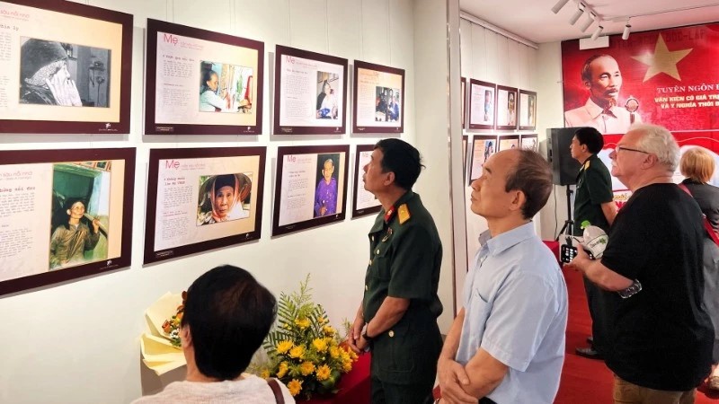 Triển lãm thu hút đông đảo công chúng trong và ngoài nước. (Ảnh: Báo Nhân dân) Triển lãm thu hút đông đảo công chúng trong và ngoài nước. (Ảnh: Báo Nhân dân)