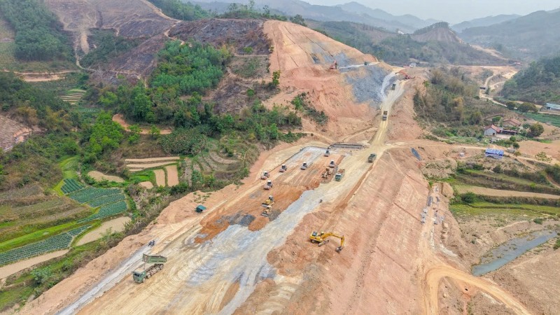 Công trường không nghỉ Lễ và những bữa cơm ăn vội trên cao tốc Bắc-Nam Công trường không nghỉ Lễ và những bữa cơm ăn vội trên cao tốc Bắc-Nam