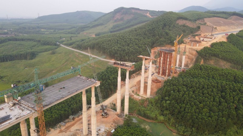 Công trường không nghỉ Lễ và những bữa cơm ăn vội trên cao tốc Bắc-Nam Công trường không nghỉ Lễ và những bữa cơm ăn vội trên cao tốc Bắc-Nam