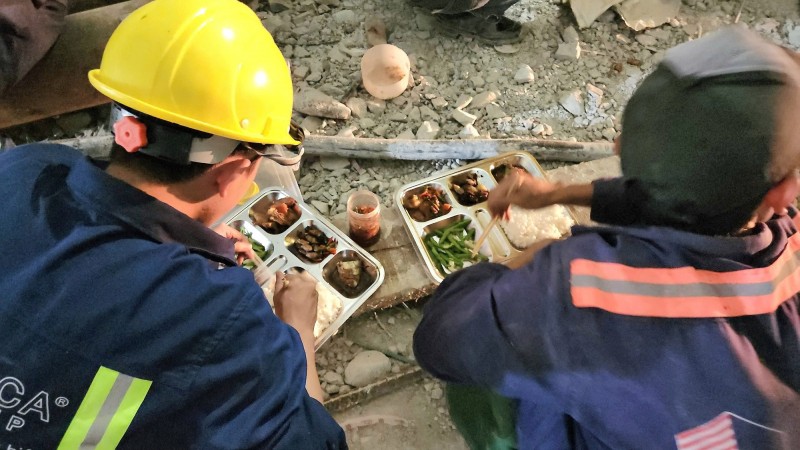 Công trường không nghỉ Lễ và những bữa cơm ăn vội trên cao tốc Bắc-Nam Công trường không nghỉ Lễ và những bữa cơm ăn vội trên cao tốc Bắc-Nam