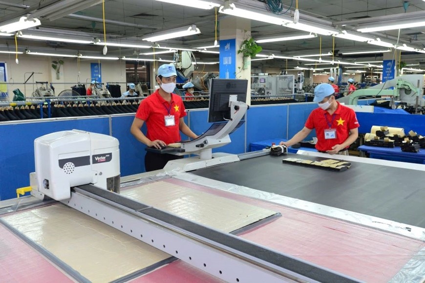 Hoạt động sản xuất tại Tổng công ty Cổ phần May 10. (Ảnh: Báo Quân đội nhân dân) Hoạt động sản xuất tại Tổng công ty Cổ phần May 10. (Ảnh: Báo Quân đội nhân dân)