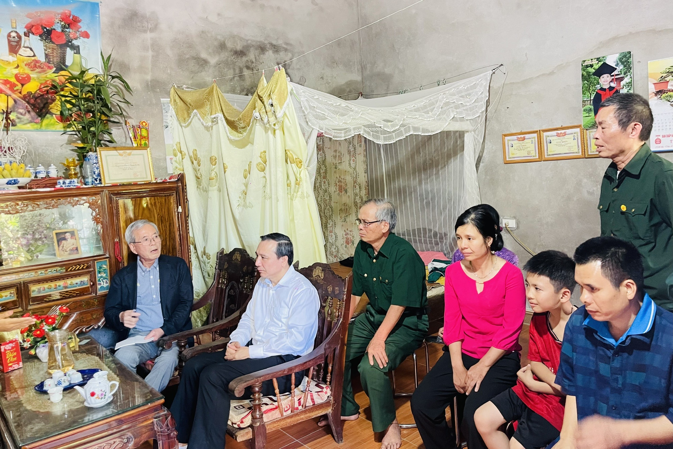 Ông Kawajl Takashi (đầu tiên từ trái sang) cùng Đoàn thăm, tặng quà gia đình Ông Nguyễn Văn Thuận, sinh năm 1949, thôn Tân Tiến, xã Hương Gián, thành phố Bắc Giang. Ông Kawajl Takashi (đầu tiên từ trái sang) cùng Đoàn thăm, tặng quà gia đình Ông Nguyễn Văn Thuận, sinh năm 1949, thôn Tân Tiến, xã Hương Gián, thành phố Bắc Giang.
