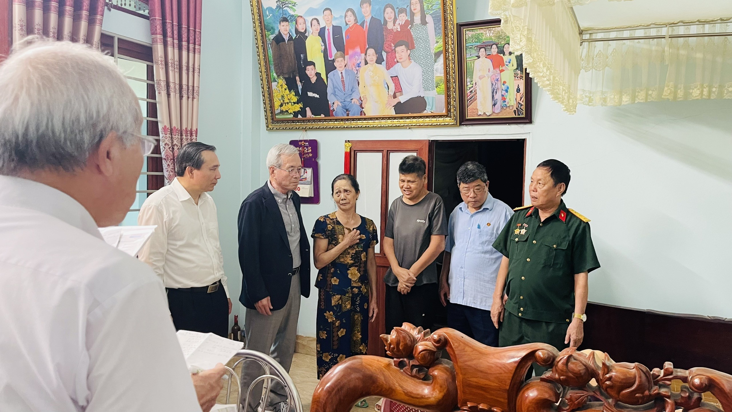 Đoàn thăm, tặng quà gia đình ông Đào Xuân Âu. Đoàn thăm, tặng quà gia đình ông Đào Xuân Âu.