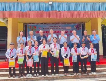 JVPF trao học bổng, tặng quà tại Bắc Giang