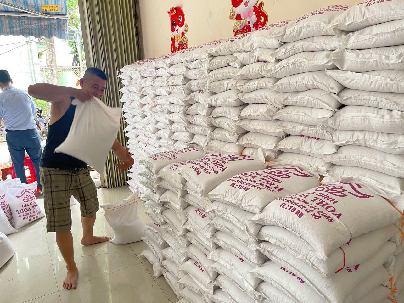 Gạo được tập kết vận chuyển sang huyện Kà Lừm (tỉnh Sê Kông, Lào). (Ảnh: Liên hiệp các tổ chức hữu nghị tỉnh Quảng Nam) Gạo được tập kết vận chuyển sang huyện Kà Lừm (tỉnh Sê Kông, Lào). (Ảnh: Liên hiệp các tổ chức hữu nghị tỉnh Quảng Nam)