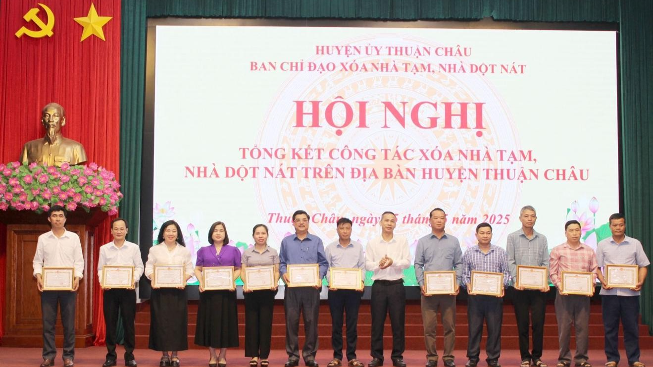 UBND huyện Thuận Châu tặng Giấy khen cho các tập thể, cá nhân. (Ảnh: Báo Sơn La) UBND huyện Thuận Châu tặng Giấy khen cho các tập thể, cá nhân. (Ảnh: Báo Sơn La)