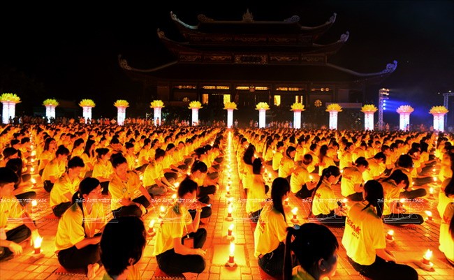 Lễ thắp nến cầu cho nhân loại hòa bình và hạnh phúc tại Đại lễ Vesak Liên hợp quốc 2014. (Ảnh: Báo ảnh Việt Nam0 Lễ thắp nến cầu cho nhân loại hòa bình và hạnh phúc tại Đại lễ Vesak Liên hợp quốc 2014. (Ảnh: Báo ảnh Việt Nam0