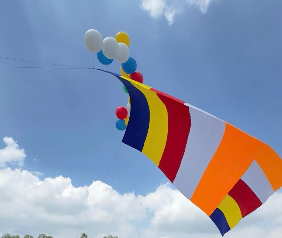 Khoảnh khắc thượng đại kỳ Phật Giáo chào mừng Đại Lễ Vesak Liên Hợp Quốc 2025. (Ảnh: Ban Tổ chức) Khoảnh khắc thượng đại kỳ Phật Giáo chào mừng Đại Lễ Vesak Liên Hợp Quốc 2025. (Ảnh: Ban Tổ chức)