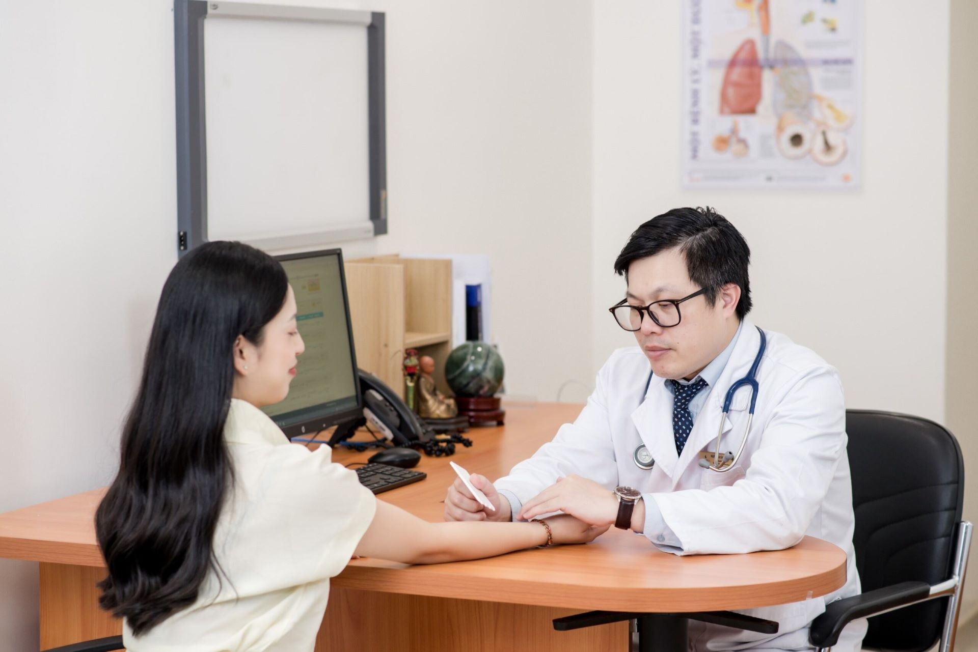 PGS.TS.BS Nguyễn Văn Đĩnh thăm khám cho khách hàng PGS.TS.BS Nguyễn Văn Đĩnh thăm khám cho khách hàng