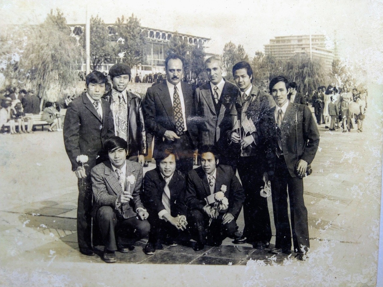 TSKH Nghiêm Vũ Khải (đứng thứ 2 từ trái sang) cùng với giáo viên, bạn bè trong thời gian học tại Baku