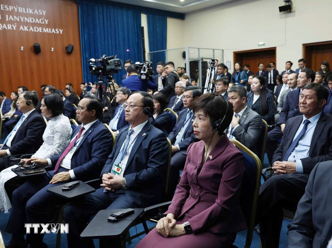 Các đại biểu tham dự sự kiện Tổng Bí thư Tô Lâm phát biểu về chính sách tại Học viện Hành chính Công trực thuộc Tổng thống Kazakhstan. (Ảnh: Thống Nhất/TTXVN) ttxvn-tong-bi-thu-to-lam-tham-va-phat-bieu-ve-chinh-sach-0705-3.jpg